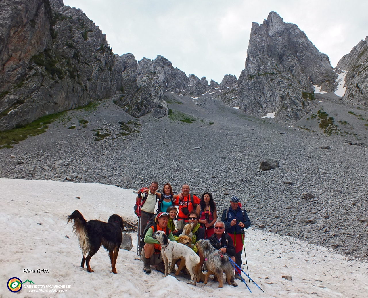 89 noi con gli amici anche a 4 zampe incontrati sul percorso.JPG